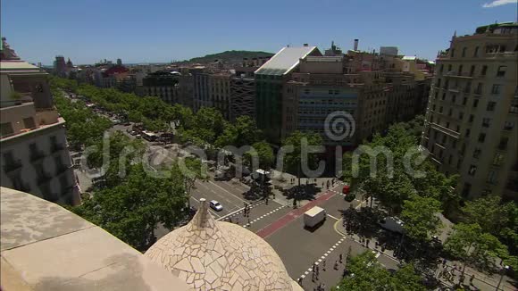 来自西班牙巴塞罗那CasaMilaRooftop的城市景观视频的预览图
