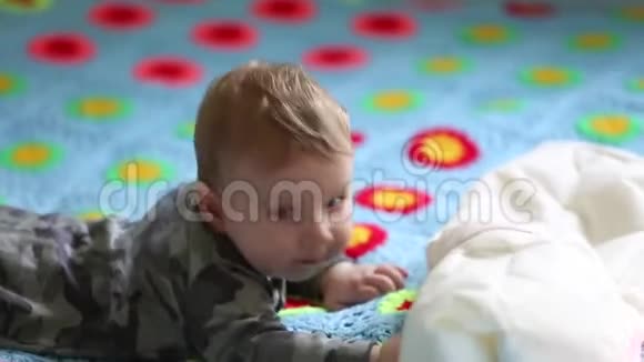 快乐宝宝趴在床上玩枕头儿童第一运动的概念视频的预览图