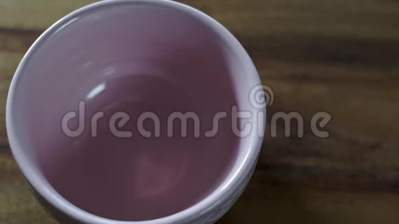 酸奶倒入盘子里健康饮食视频的预览图