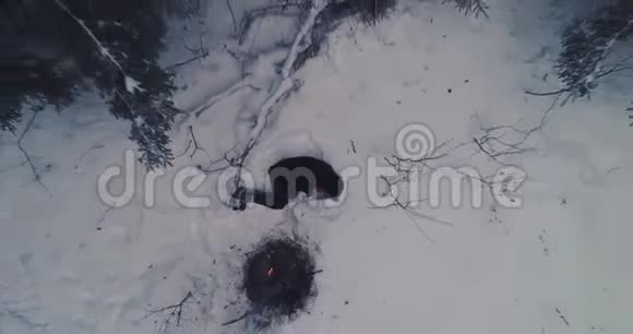 一个人躺在雪地里空中视频的预览图