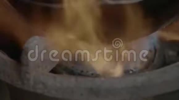 在泥锅里煮生肉片视频的预览图