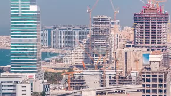 迪拜媒体城市摩天大楼和建设地点棕榈朱美拉时代迪拜阿拉伯联合酋长国视频的预览图