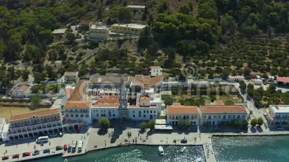 从无人驾驶飞机Panormitis修道院空中俯瞰塞米岛希腊是最重要的朝圣之地视频的预览图