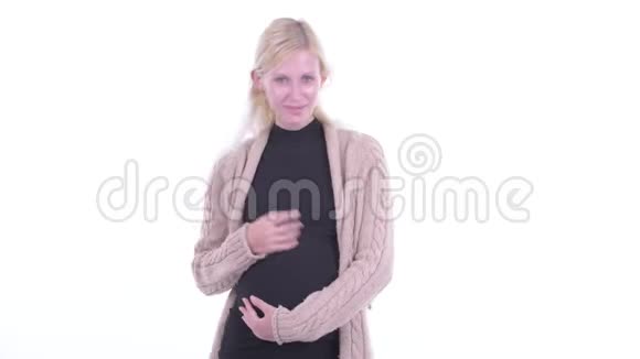 年轻的金发孕妇正对着镜头视频的预览图