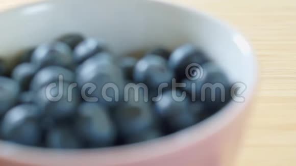 蓝莓放在盘子里甜多汁的浆果健康的饮食视频的预览图