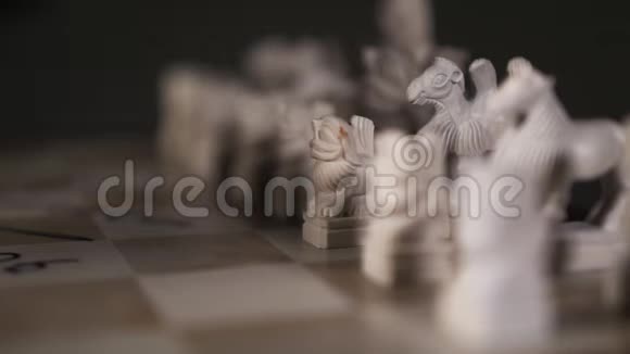 特写棋手棋雄手制狮子4K的第一战略移动典当形式视频的预览图