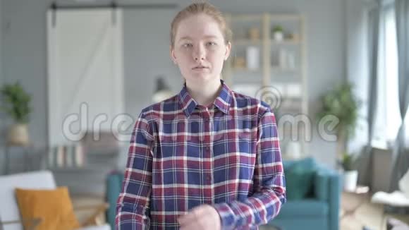 年轻女子双臂交叉站立面带微笑视频的预览图