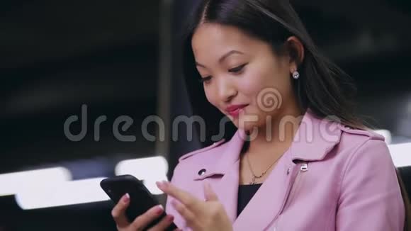 亚洲女人晚上用手机发短信视频的预览图