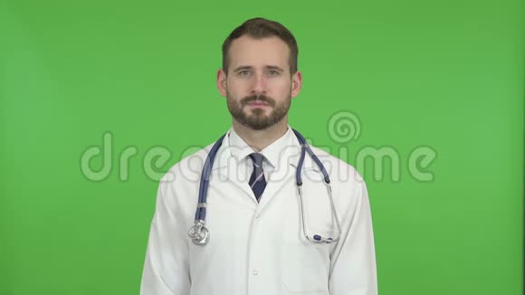 在镜头前微笑的快乐医生视频的预览图