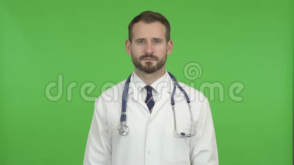 年轻男性医生保持心脏形状微笑对抗铬键视频的预览图