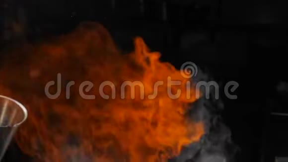 在黑色背景上隔离的真实火焰的超慢运动煮火焰菜拍摄高速电影摄影机视频的预览图