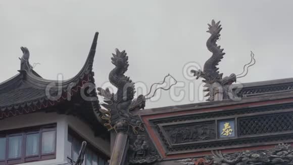 有龙饰的中国寺庙的屋顶视频的预览图