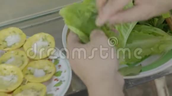 顾客吃小米煎饼和生菜视频的预览图