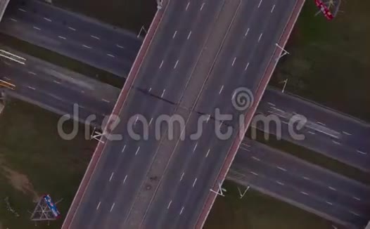 许多汽车高速行驶在公路上视频的预览图