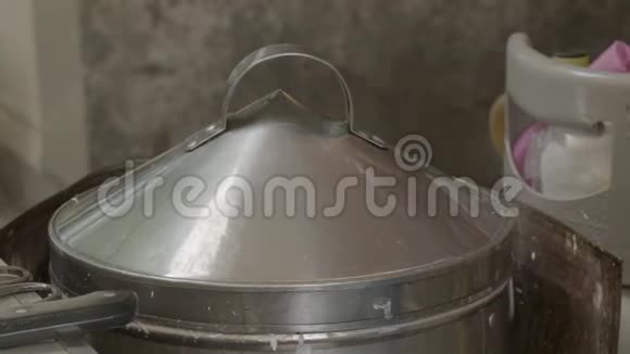 传统的铝制饺子蒸锅视频的预览图