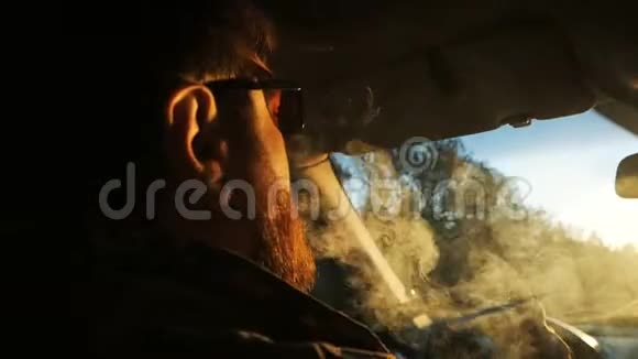 汽车驾驶和吸烟的概念一个拿着烟的人视频的预览图
