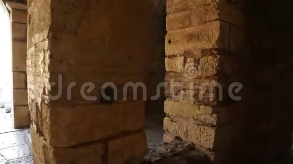 公元四世纪建造的粘土和石头神庙的柱和墙视频的预览图