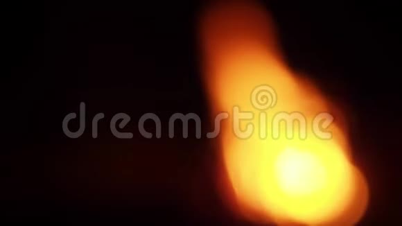 夜晚点燃篝火在黑暗的背景上明亮温暖的薄纱视频的预览图