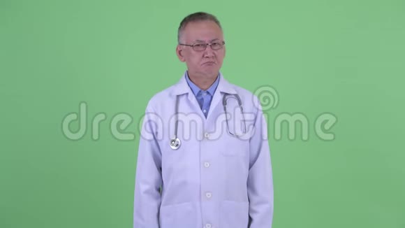 严肃成熟的日本男医生停止手势视频的预览图