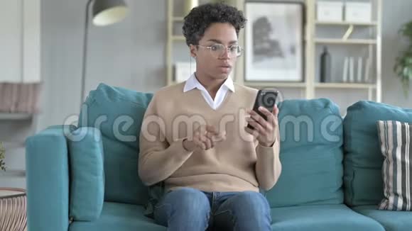 年轻的非洲女孩在浏览电话的时候被跟踪视频的预览图