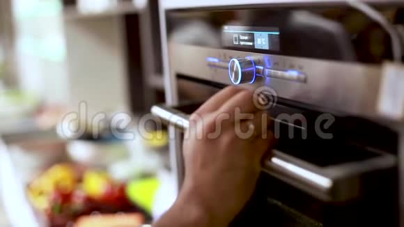 编制烹饪食品的现代烤箱手控制厨房电器烤箱的温度视频的预览图
