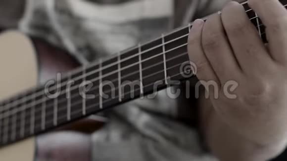 音乐艺术家弹吉他在混音室中记录音乐创作过程中的黑暗和谷物加工视频的预览图