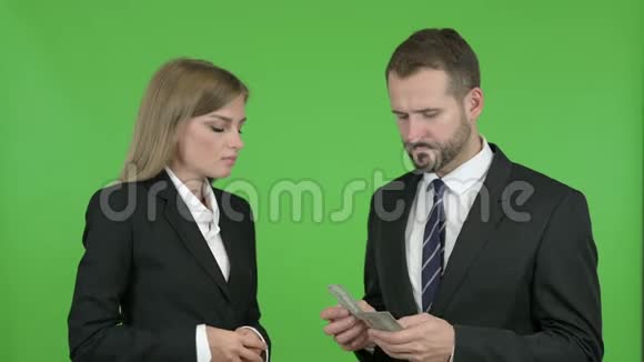男性和女性商业专业人士争论金钱反对色度关键视频的预览图