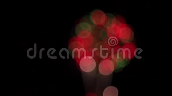 城市庆典上美丽的夜晚烟火黑色背景的博克视频的预览图