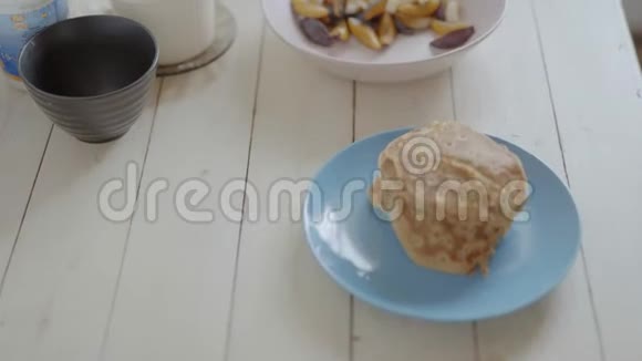 手持摄像机菜肴与煎饼和切水果沙拉为健康早餐视频的预览图