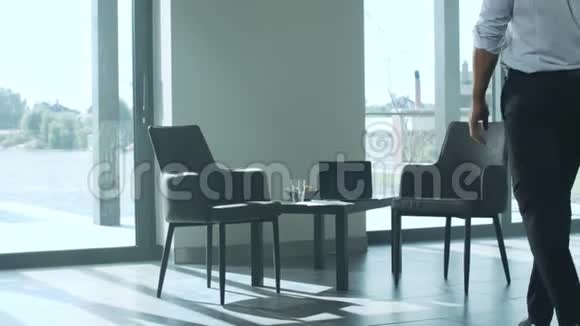 商人在等商务会议帅哥坐在椅子上视频的预览图