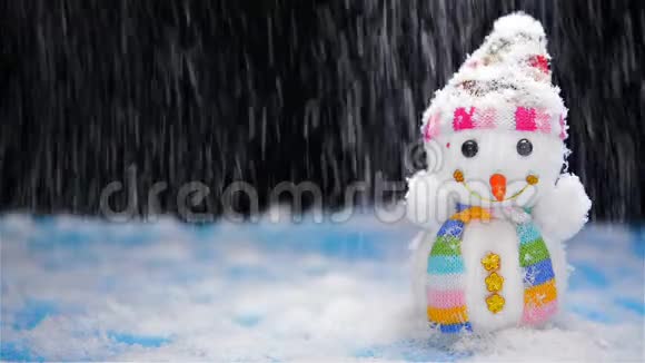 雪人和下雪的场景视频的预览图