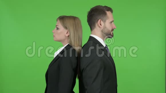 男性和女性商业专业人士站在交叉双臂对抗色度键视频的预览图