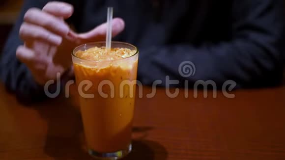 餐厅男用塑料吸管搅拌泰国冰茶视频的预览图