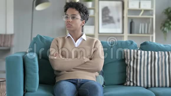 美丽的女孩坐在沙发上环顾四周视频的预览图