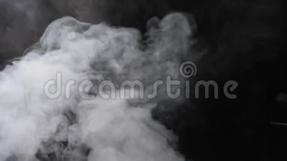 在黑色背景上隔离的真实火焰的超慢运动煮火焰菜拍摄高速电影摄影机视频的预览图