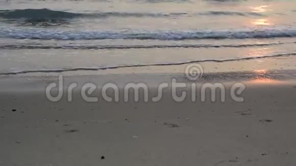 在海滨海水和强风浪在美丽的海岸上吹来视频的预览图