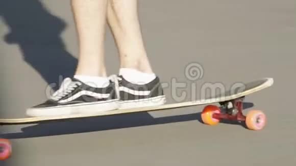 一个人在滑板上绕着弧线旋转视频的预览图