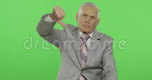 年长的商人给拇指道穿着正式服装的老人拇指朝下视频的预览图