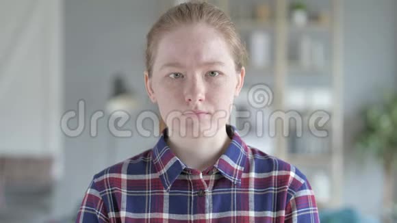 紧紧抓住愤怒的年轻女子指指点点和责骂视频的预览图