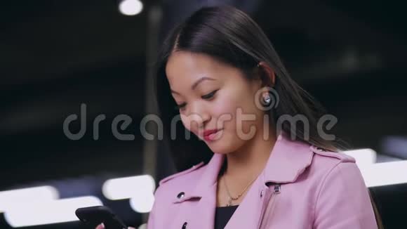 亚洲女人晚上用手机发短信视频的预览图