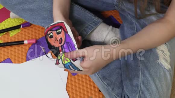 女孩用剪刀剪出自制娃娃视频的预览图