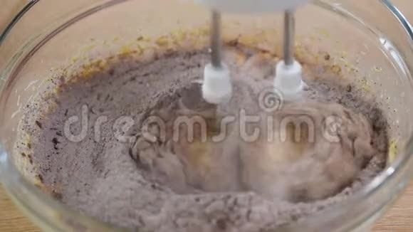 搅拌机搅拌巧克力面团混合可可粉面粉和打蛋做巧克力蛋糕系列视频的预览图