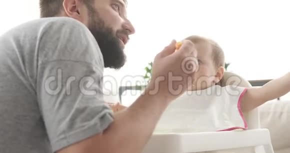 父亲给他的宝贝女儿喂食物视频的预览图