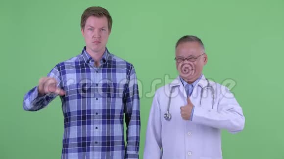 成熟的日本男医生和年轻人意见不同视频的预览图