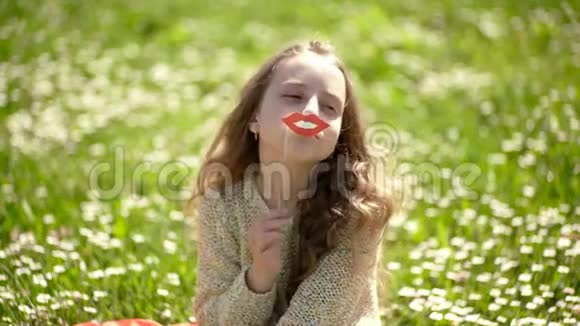 开朗的女孩在户外休闲时尚理念儿童摆着墨镜硬纸板微笑的嘴唇视频的预览图
