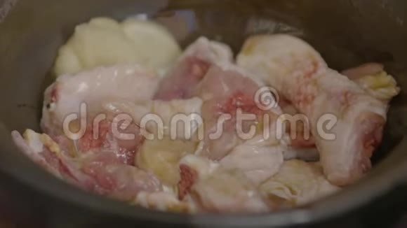 在陶器中烹制辛辣的鸡肉视频的预览图