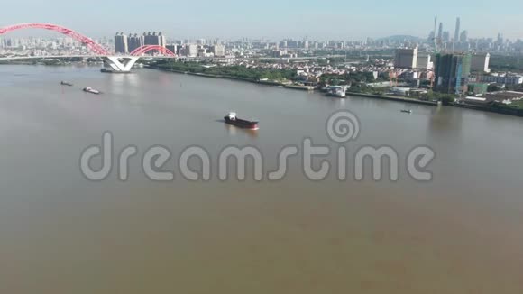 在漂浮的货船的河流上空飞行视频的预览图