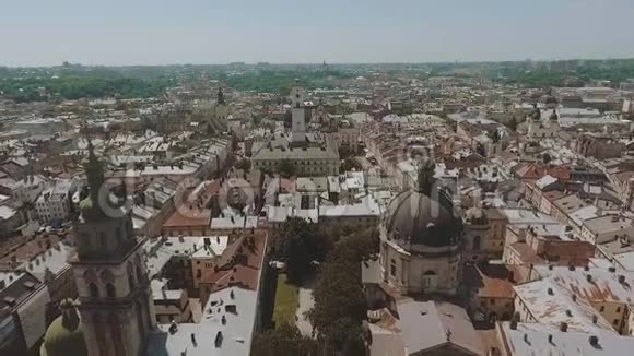 空中屋顶和街道老城利沃夫乌克兰清晨时分旧欧洲城市的中部会议概况视频的预览图