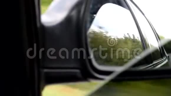 汽车的镜子它展示了天空和道路视频的预览图