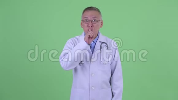 快乐成熟的日本男子医生用手指视频的预览图